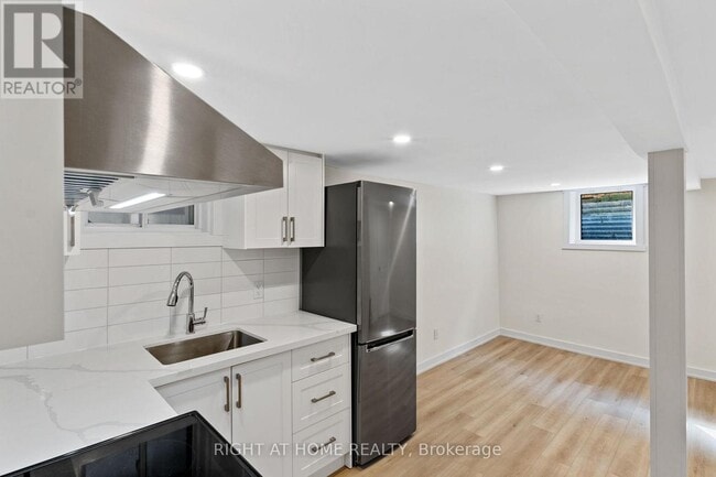 Building Photo - 477 Montrave Ave