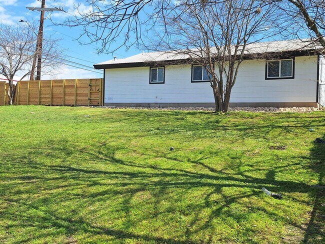 Building Photo - 2815 Wheatfield Dr
