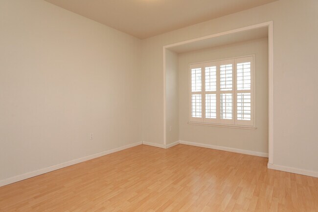 Building Photo - 422 E Evelyn Ave