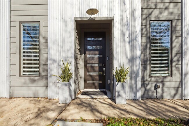 Building Photo - 521 W 27th St