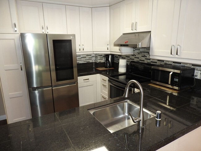Foto del edificio - CENTRALLY LOCATED 1 BR CONDO