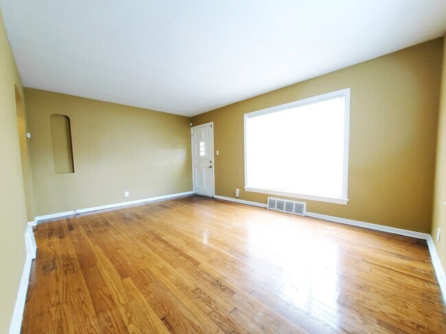 Building Photo - 4 Bed - 1 Bath Bungalow for Rent