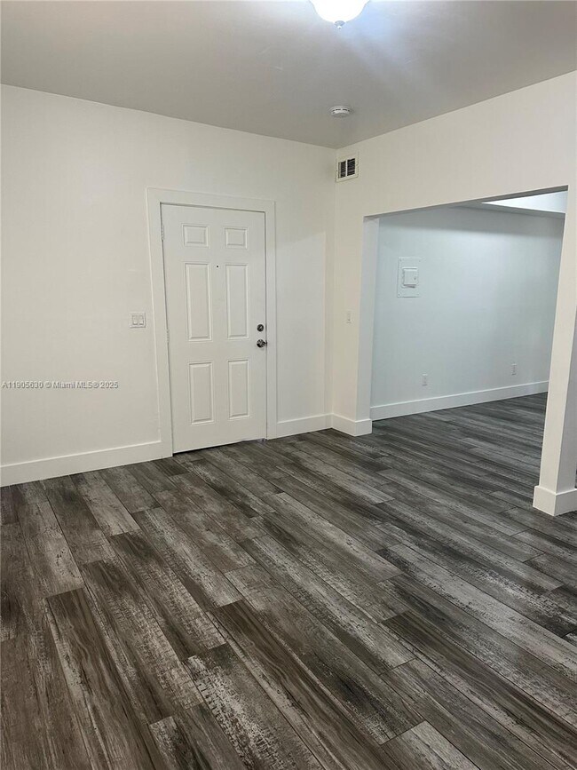 Foto del edificio - 2500 NE 192 St