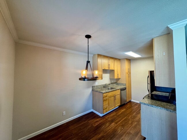 Building Photo - Nice Upper End Unit with Inside Laundry!  ...