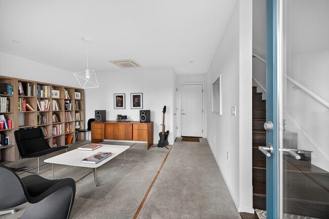 Building Photo - 979 Eames Walk