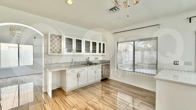 Foto del edificio - 1325 N Palmsprings Dr