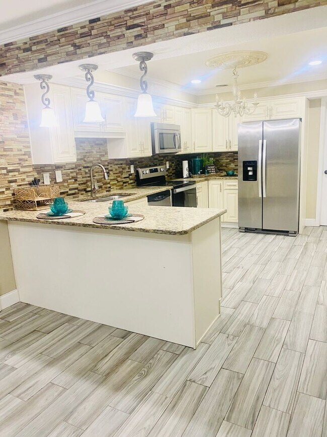 Building Photo - Charming Former Model Home