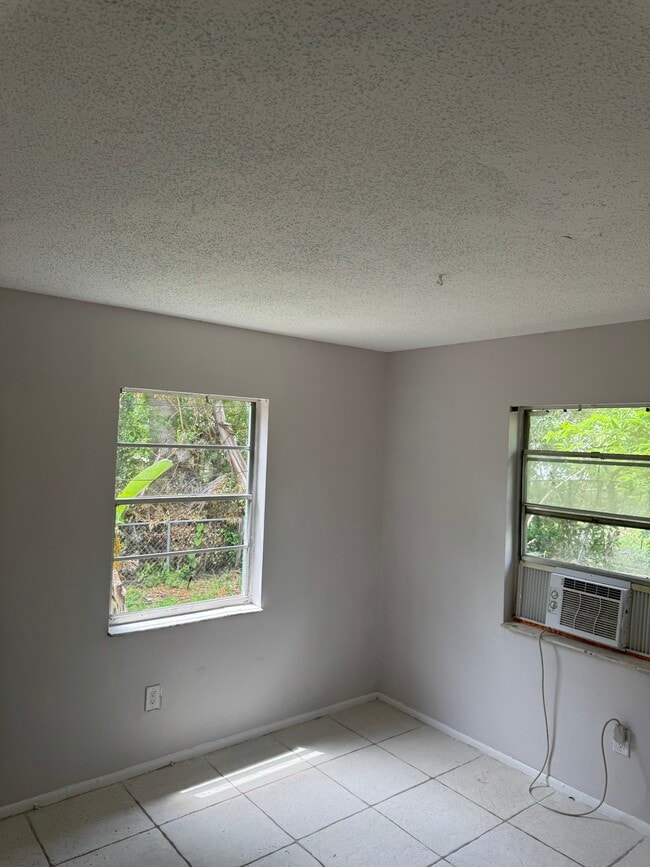 Building Photo - 2143 Laura Ln