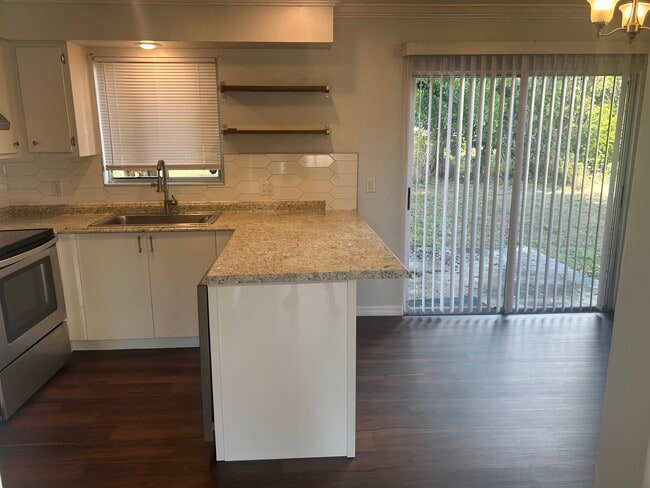 Foto del edificio - 7445 Pebble Beach Rd