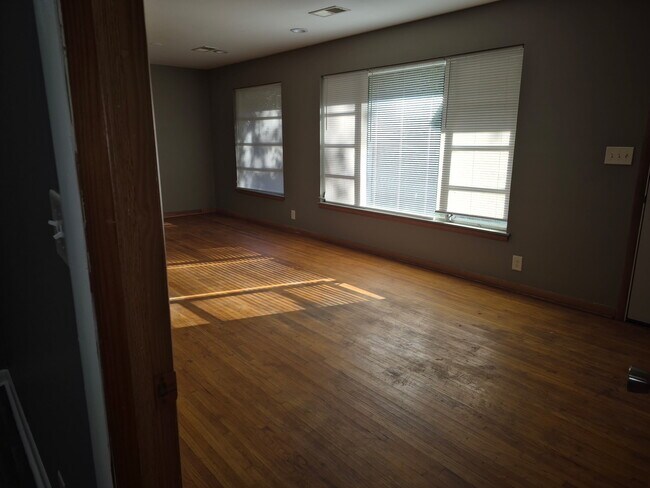 Building Photo - 2170