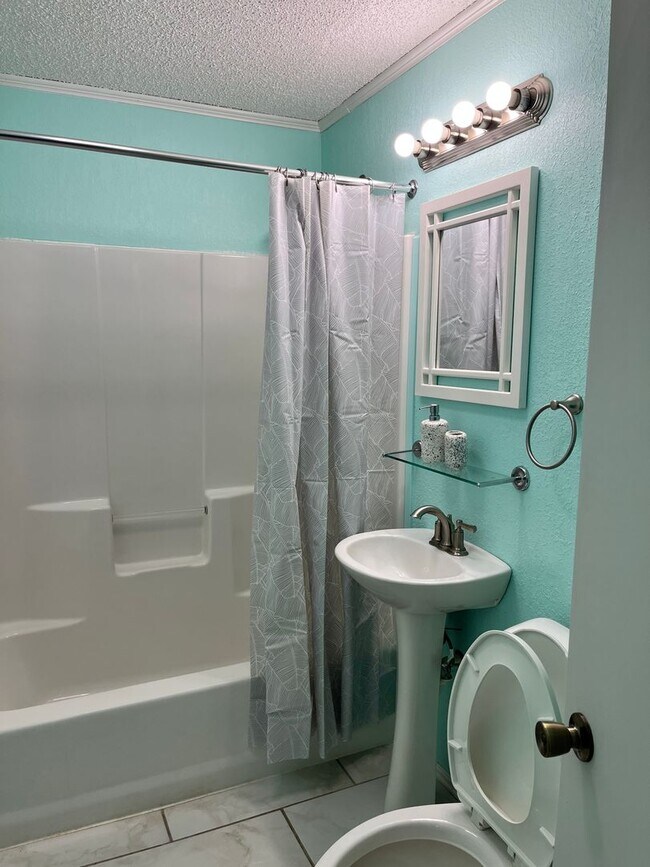 Building Photo - Cozy 3-Bed Home with Carport - $1095/mo - ...