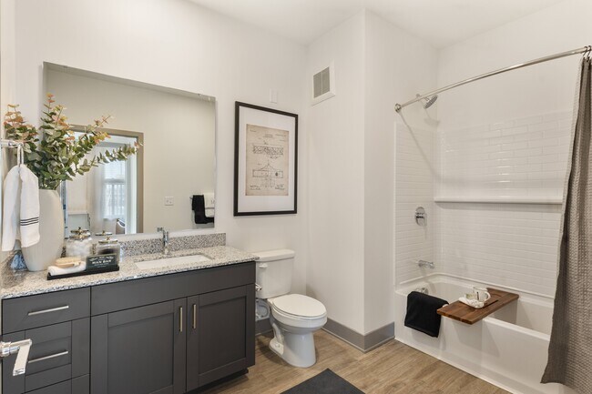 Baño de apartamento modelo moderno con encimeras de granito en Montage West Lafayette. - Montage West Lafayette