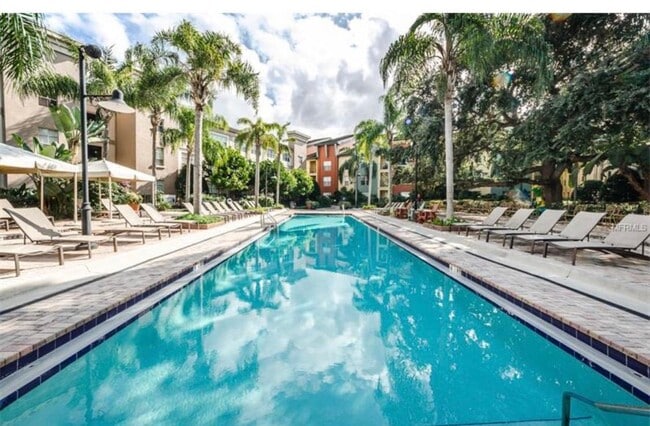 PISCINA - 2411 W Horatio St