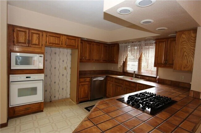 Foto del edificio - Massive 4 Bedroom 3 bath home