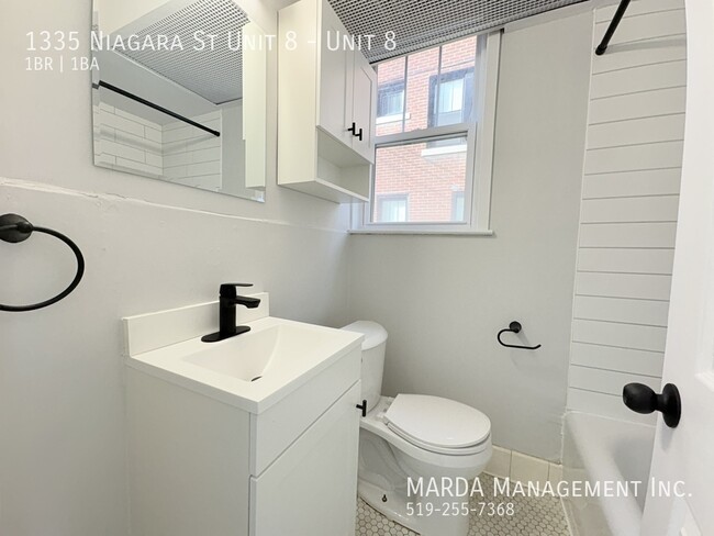 Photo du bâtiment - BRIGHT & COZY 1-BEDROOM/1-BATH UNIT IN WAL...