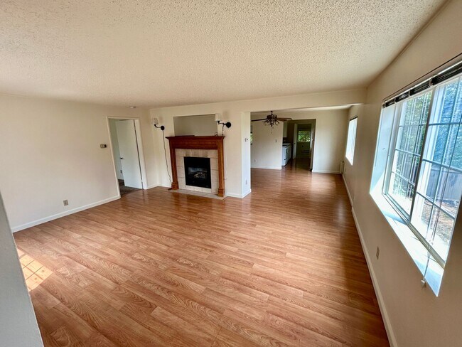 Foto del edificio - Freshly painted large home near Everett Mall AVAILABLE NOW