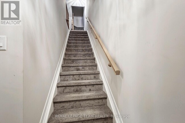 Photo du bâtiment - 804 Parnian Private