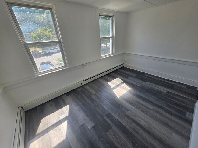 Foto del edificio - 2 bedroom apartment building - Poughkeepsie