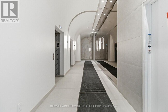 Photo du bâtiment - 2075 Lakeshore Rd.