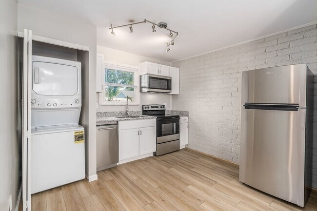 Building Photo - 721 Reinhard Ave