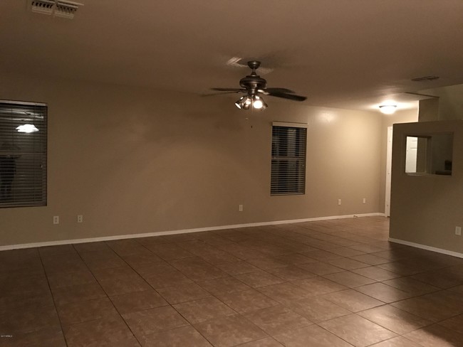 Foto del edificio - 1152 E Lakeview Dr