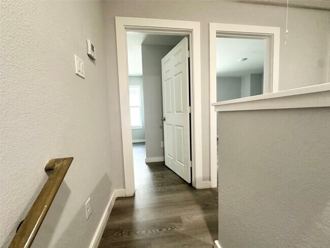 Foto del edificio - 8215 Crestview Dr