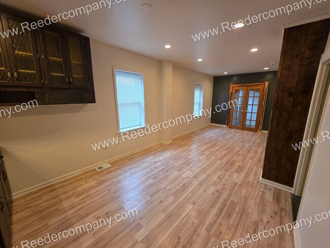 Foto del edificio - 4947 Northcote Ave