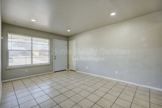 Photo - 1616 McGregor Dr House