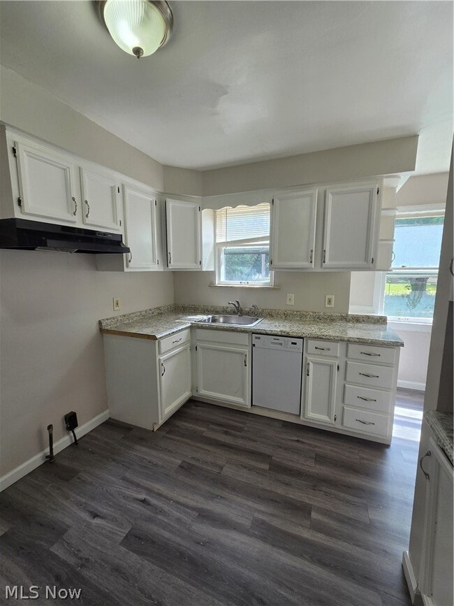 Building Photo - 1361 Villa Dr