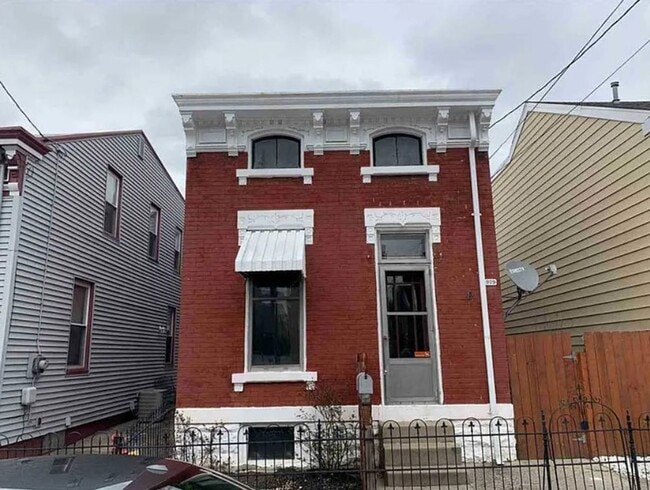 Charming 2BR in the Heart of Newport – Walk to Dining, Shops & the Levee - Charming 2BR in the Heart of Newport – Walk to Dining, Shops & the Levee House