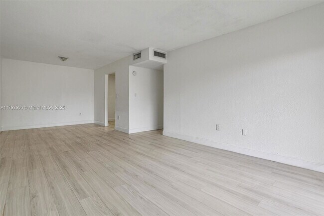Foto del edificio - 4900 NW 79th Ave