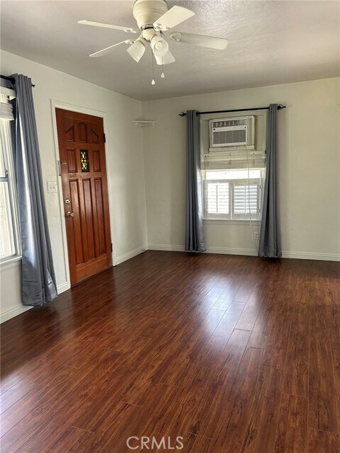 Foto del edificio - 690 E Cypress Ave