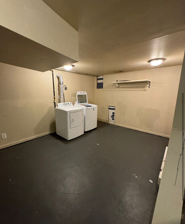 Building Photo - 613 S Main St