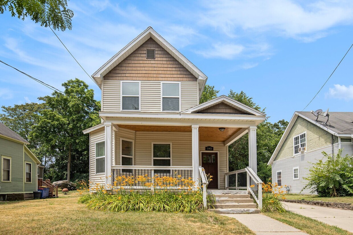 Foto principal - 4 Bedroom, 2 Bath Home near Uptown GR! Ava...