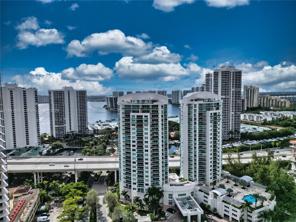 Foto principal - 19400 Turnberry Way