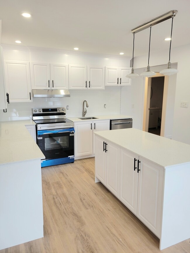 Building Photo - 214 Manchester Av