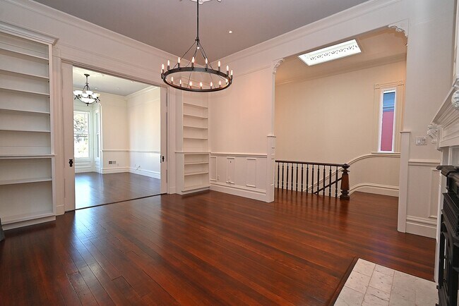Foto del edificio - January Special!  Elegant 4 br/2 ba Victor...