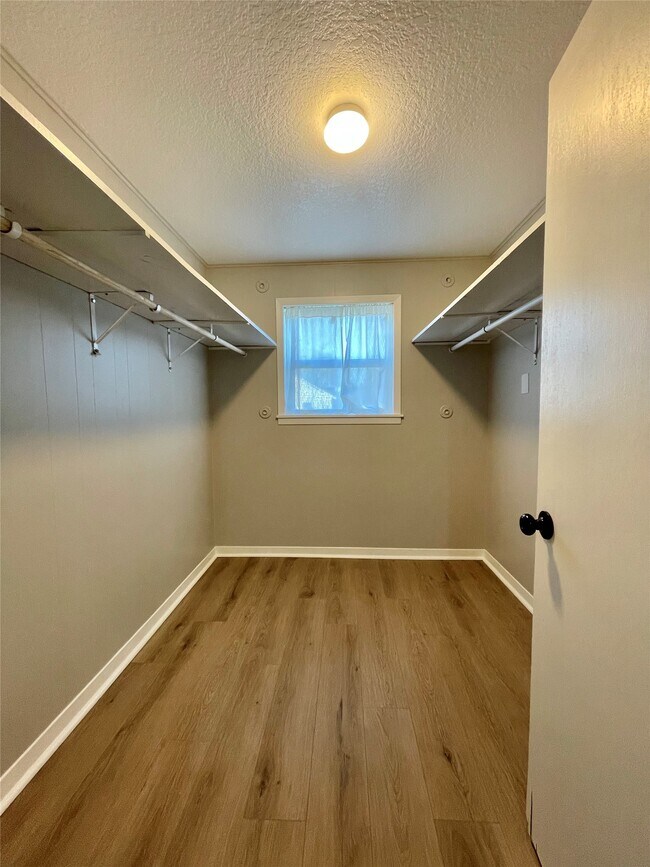 Building Photo - 817 N Valderas St
