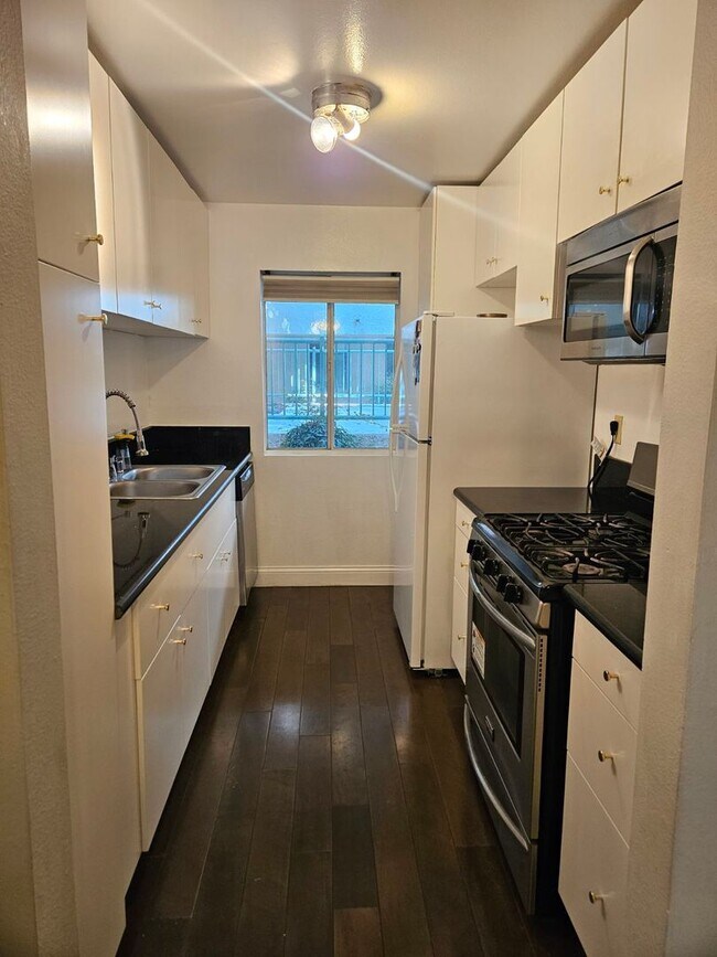 Building Photo - 2 Bedroom + 2 Bath Condo in Winnetka