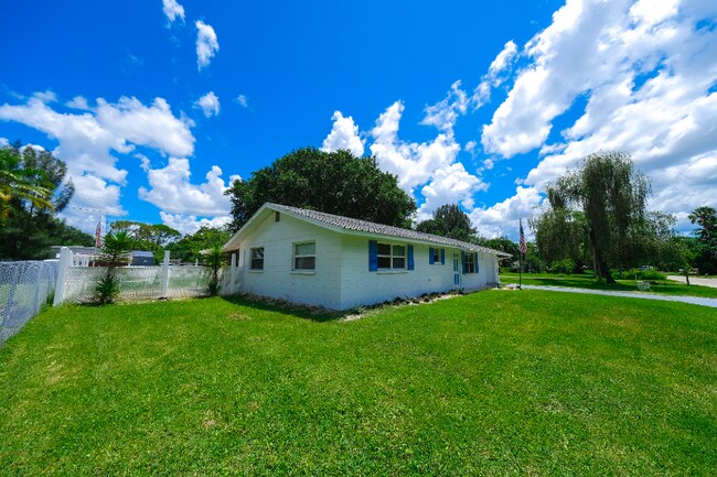 Building Photo - 408 Pinewood Ave