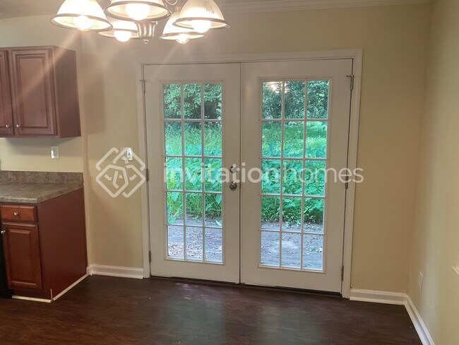 Foto del edificio - 631 Bruce Way SW