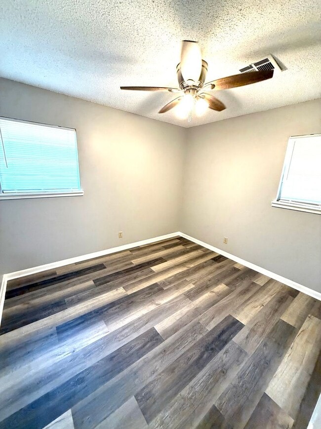 Building Photo - ** 3 bed 1 bath located in Chisolm ** Call...