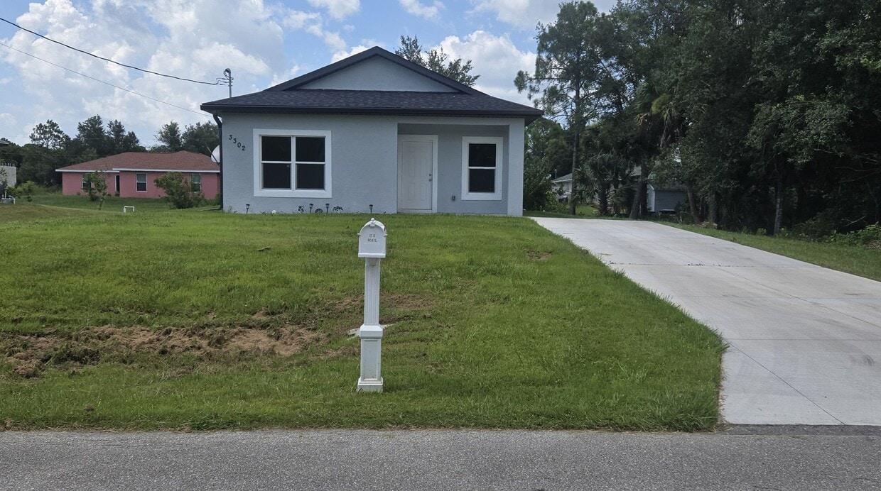 Foto principal - Cute Two Bedroom Cottage-MOVE IN READY