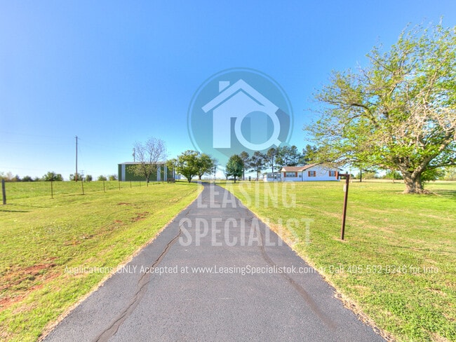 Building Photo - Country Living At its Finest! This Norman ...