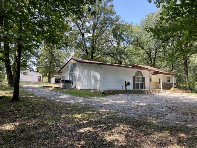 Building Photo - 18601 Honeysuckle Ln