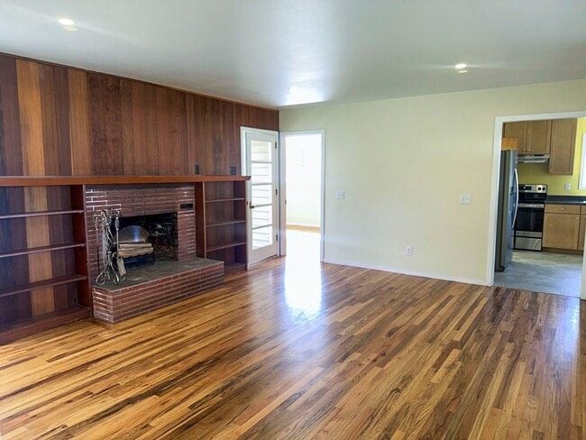 Foto del edificio - Pet-Friendly 3/2 Home Has A Spacious Layout & Recent Renovations Throughout!