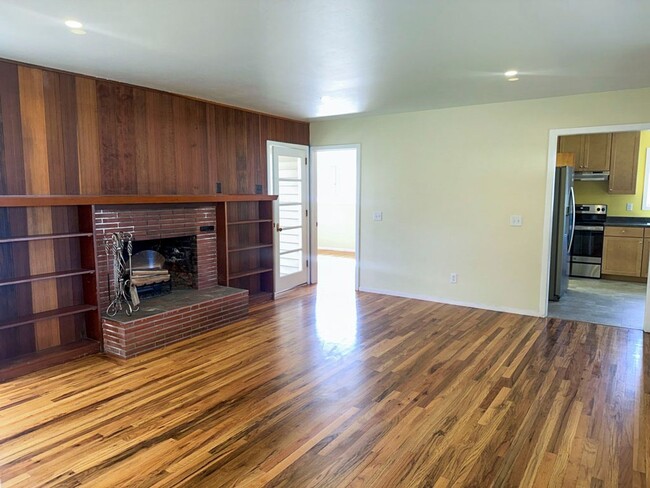 Building Photo - This pet-friendly home offers a spacious l...