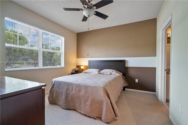 Foto del edificio - 5880 W Sample Rd