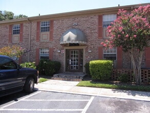 Building Photo - 440 Banyon Tree Cir