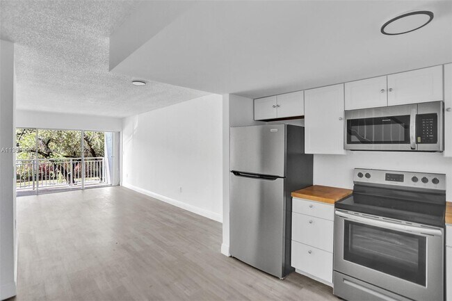 Building Photo - 9367 Fontainebleau Blvd